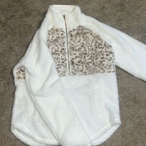 never worn, fleece pullover!!